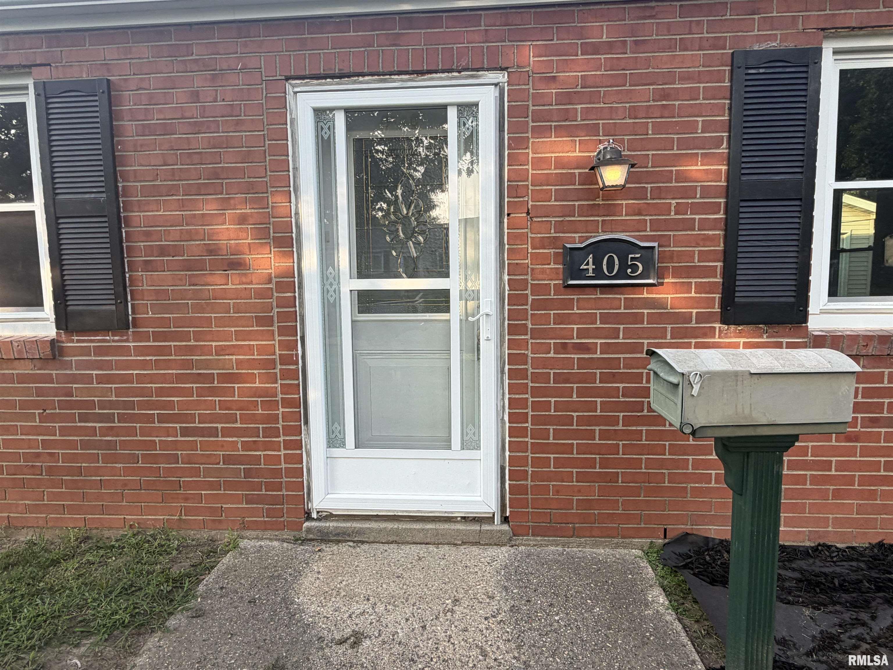 405 Grant Road Marquette Heights, IL 61554 - Photo 4 of 46