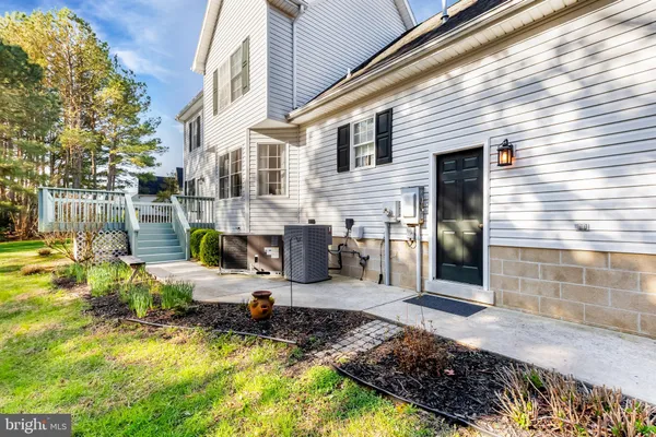a view of a dinning table and chairs in patio