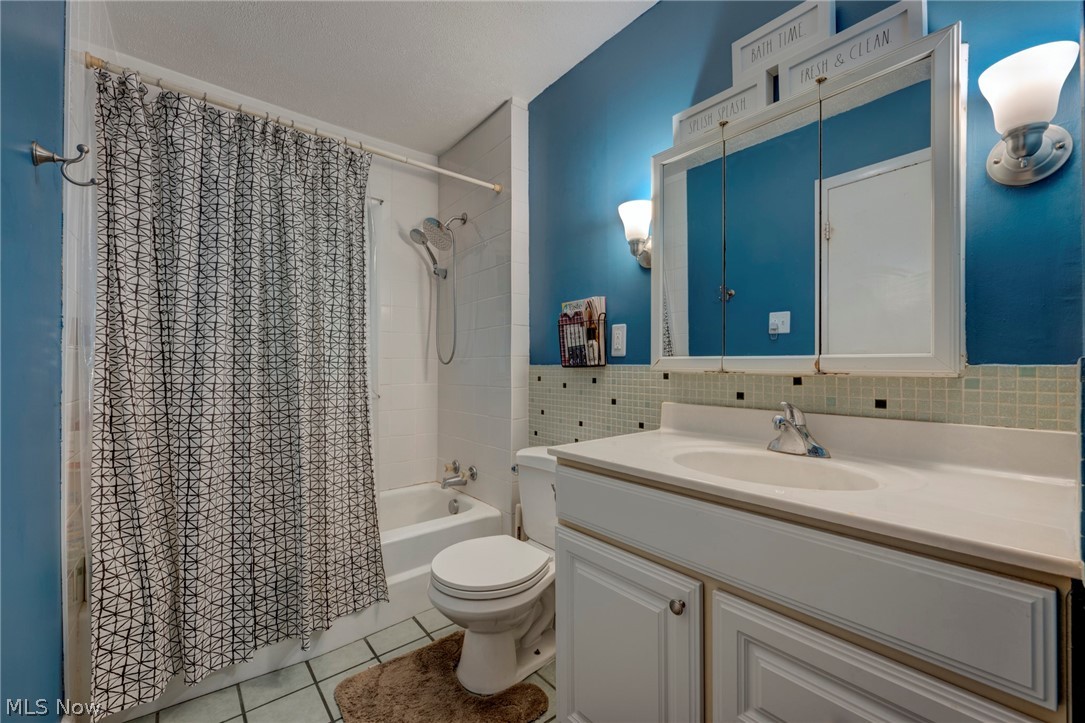 939 Davis Street Akron, OH 44310 - Photo 9 of 19 Full Bathroom