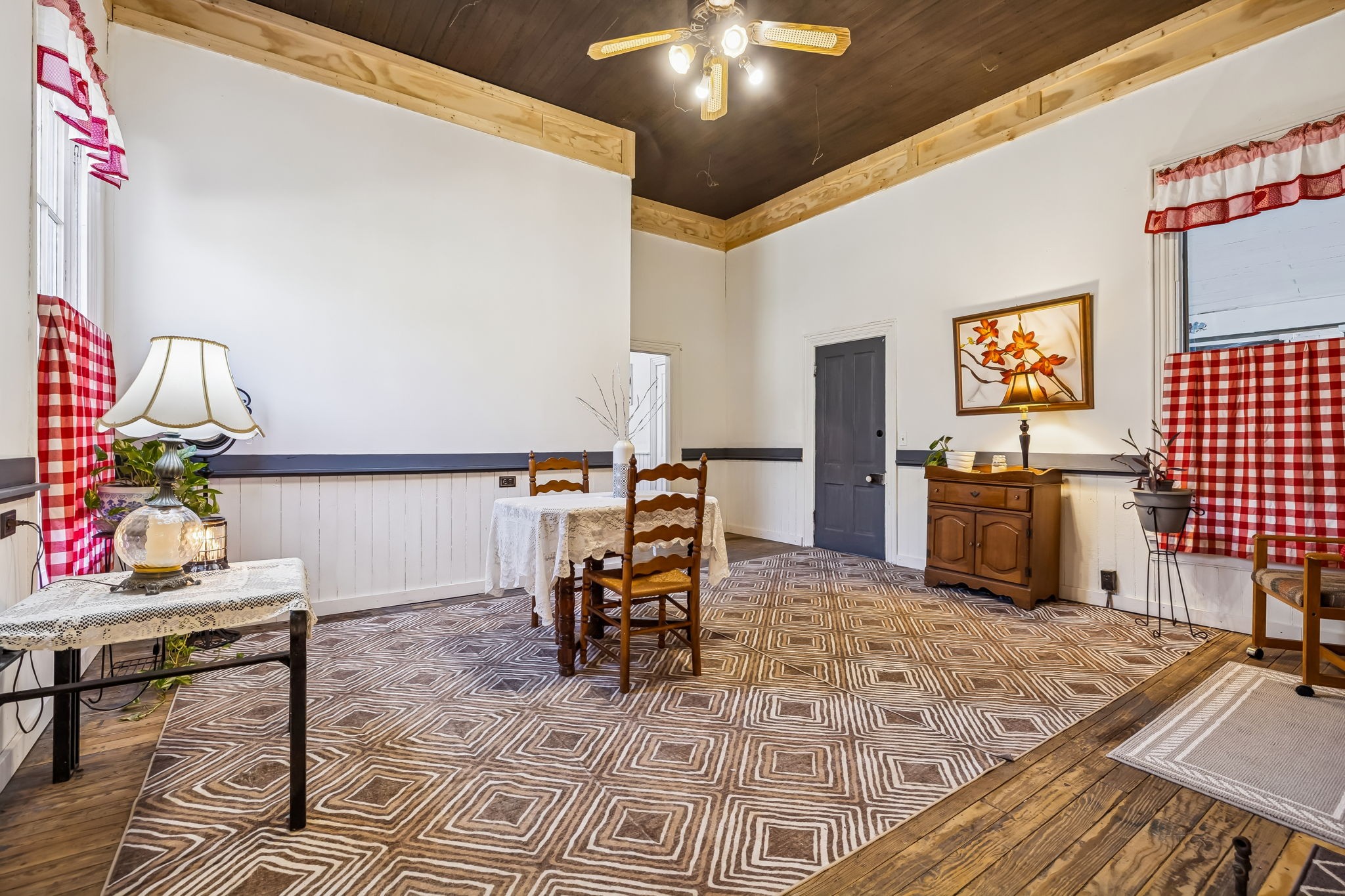 375 Highway 13 Waverly, TN 37185 - Photo 39 of 80 a view of a livingroom with furniture