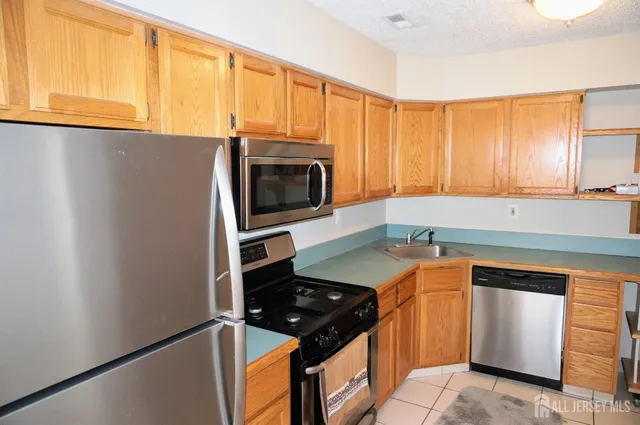 $2,400 | 62 Colleen Court, Kendall Park, NJ 08824