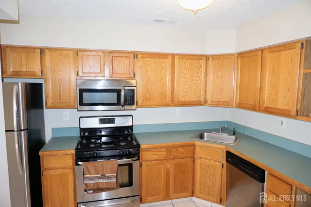 $2,400 | 62 Colleen Court, Kendall Park, NJ 08824