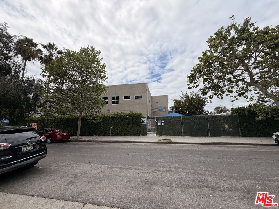1032 North Ridgewood Place Los Angeles, CA 90038 - Photo 3 of 6