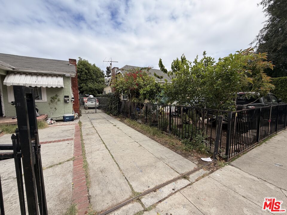 1032 North Ridgewood Place Los Angeles, CA 90038 - Photo 4 of 6