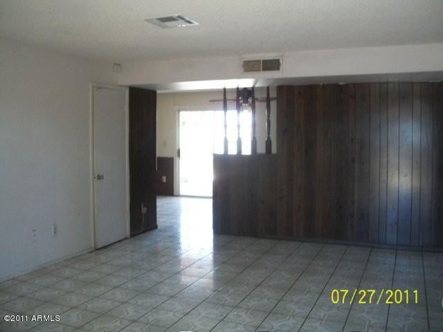 5232 West Monte Vista Road Phoenix, AZ 85035 - Photo 6 of 8 Living room