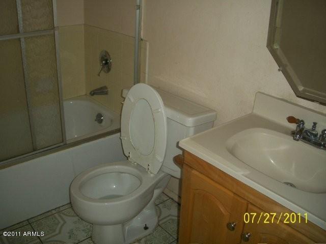 5232 West Monte Vista Road Phoenix, AZ 85035 - Photo 7 of 8 hall bath