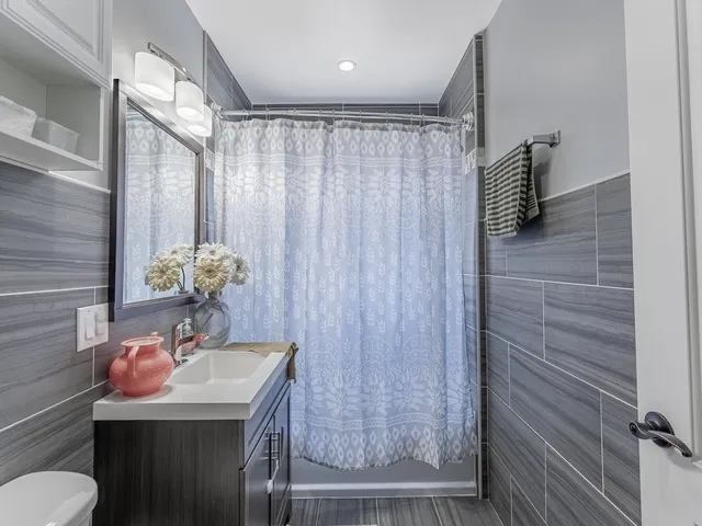 $215,000 | 5717 North Kimball Avenue, Unit 2N, Chicago, IL 60659