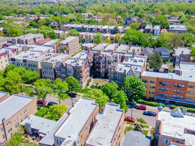 $215,000 | 5717 North Kimball Avenue, Unit 2N, Chicago, IL 60659