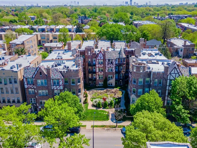 $215,000 | 5717 North Kimball Avenue, Unit 2N, Chicago, IL 60659
