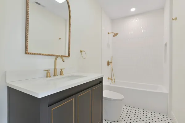 $3,800 | 219 Paris Street, Unit 4, Boston, MA 02128
