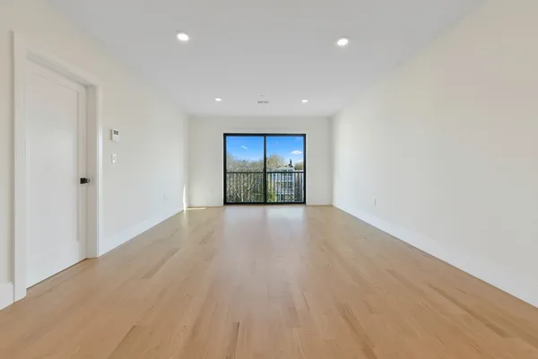 $3,800 | 219 Paris Street, Unit 4, Boston, MA 02128