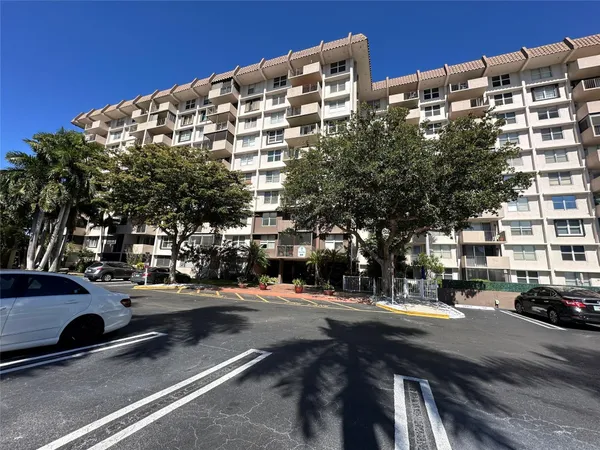 $1,850 | 777 South Federal Highway, Unit 511RP, Pompano Beach, FL 33062