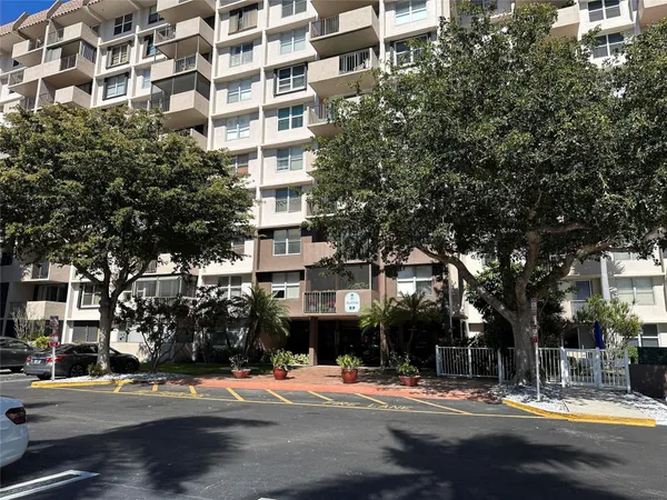 $1,850 | 777 South Federal Highway, Unit 511RP, Pompano Beach, FL 33062