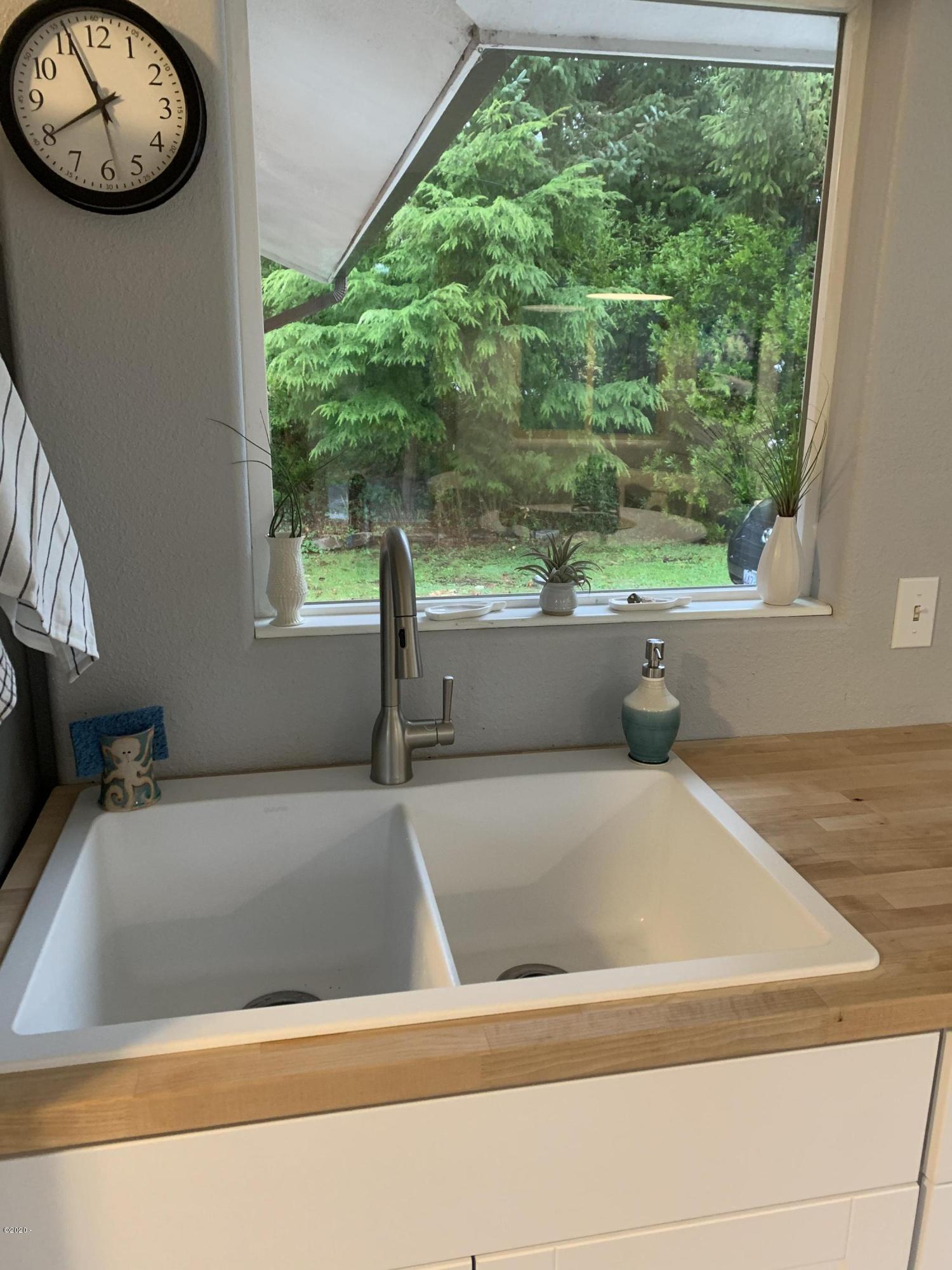 6835 Southwest Inlet Avenue Lincoln City, OR 97367 - Photo 28 of 48 Great sink