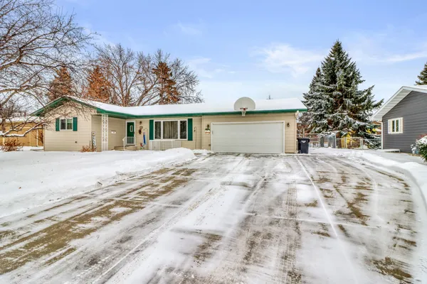 $372,500 | 35 South Woodcrest Drive North, Fargo, ND 58102