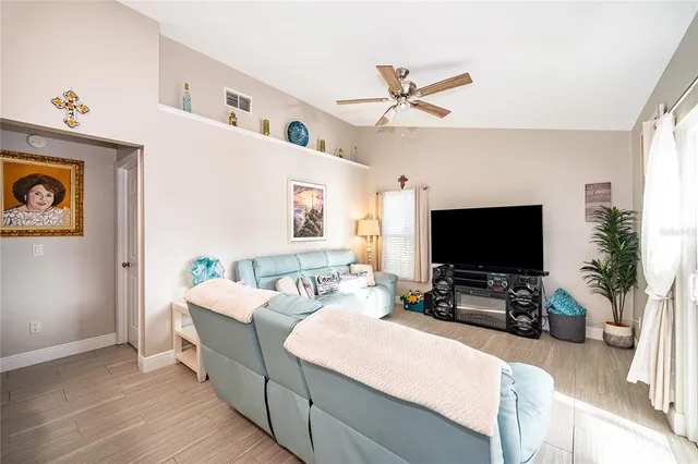 $2,400 | 702 Via Bianca Drive, Davenport, FL 33896