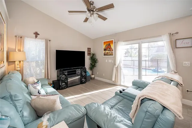 $2,400 | 702 Via Bianca Drive, Davenport, FL 33896