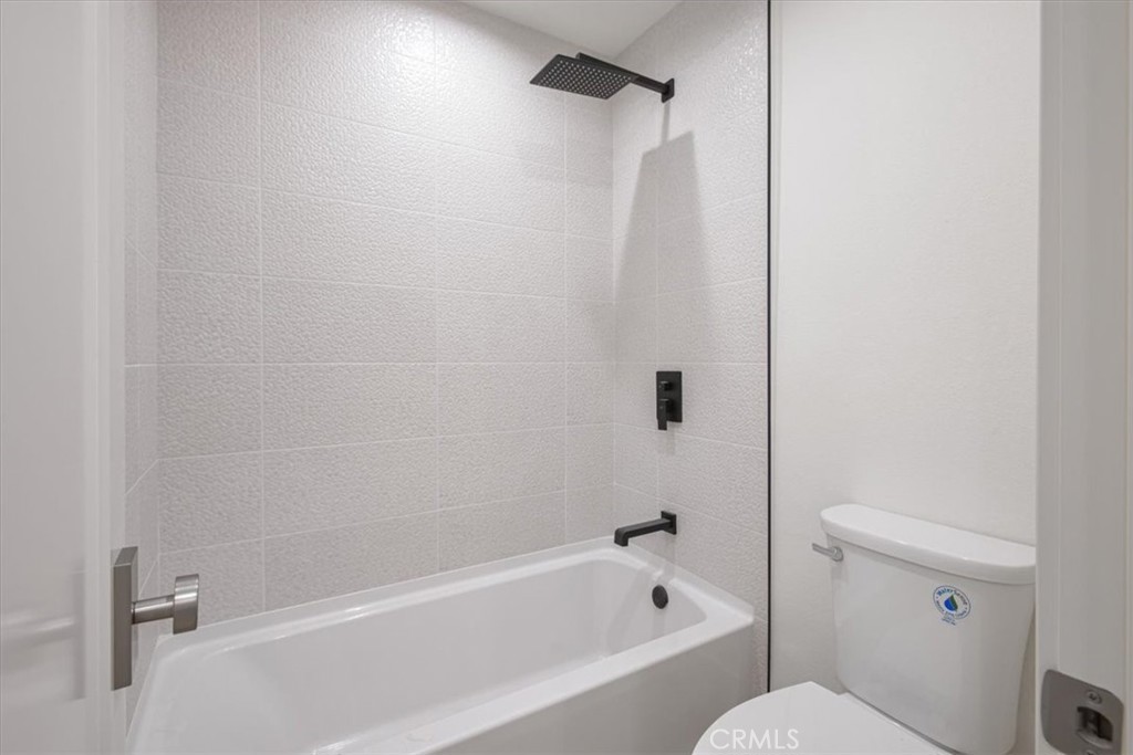 229 Springview Irvine, CA 92620 - Photo 13 of 30 a bathroom with a bathtub and a toilet