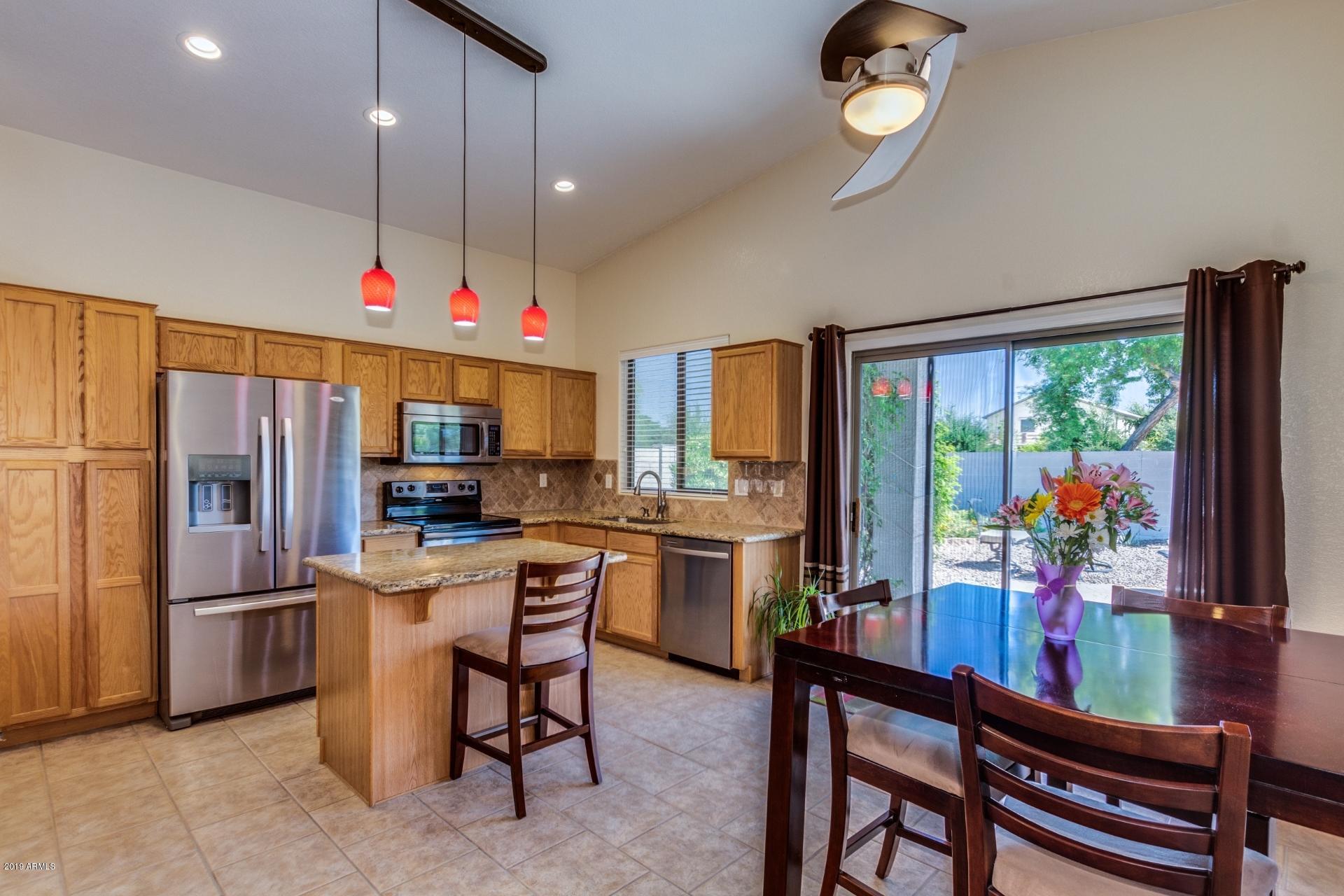 4321 South Rim Court Gilbert, AZ 85297 - Photo 4 of 25 pic10-kitchen