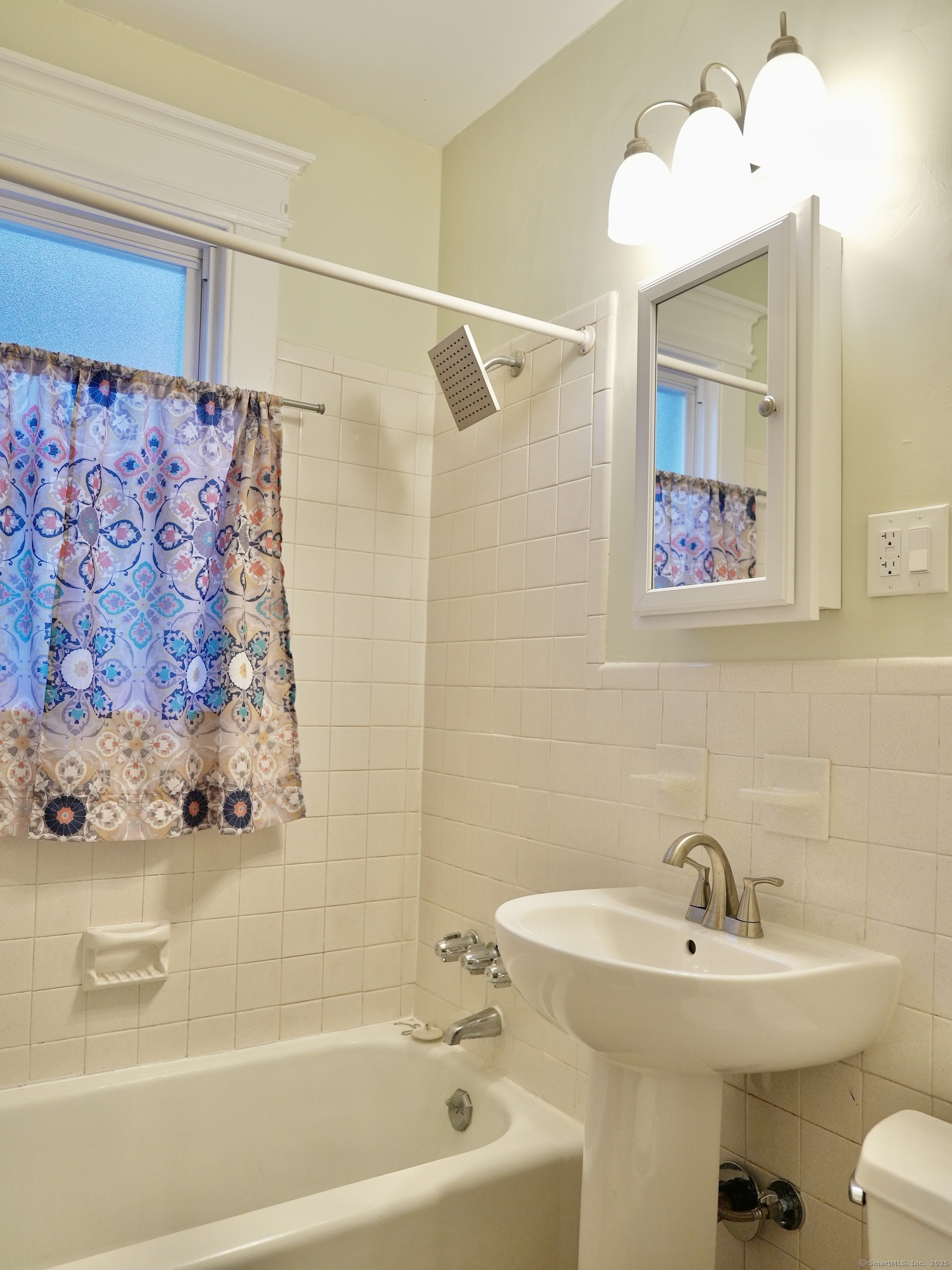 39 Pardee Place New Haven, CT 06515 - Photo 19 of 32 a bathroom with a sink a mirror and a bathtub