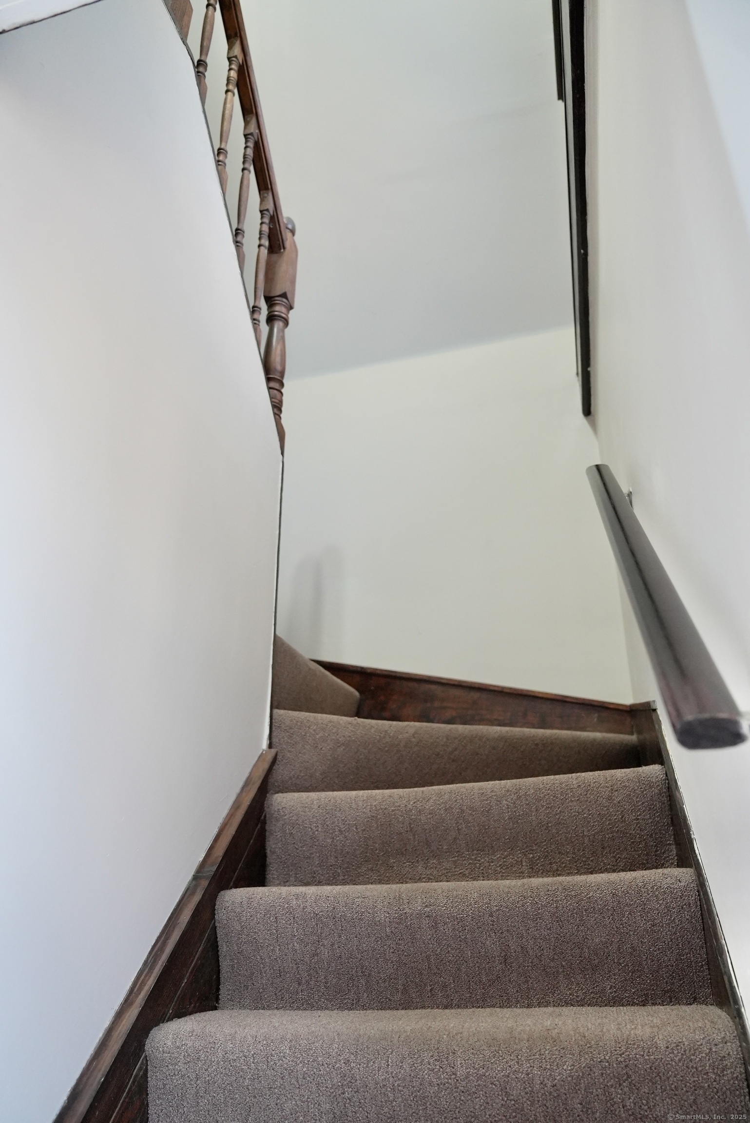 39 Pardee Place New Haven, CT 06515 - Photo 23 of 32 a view of entryway