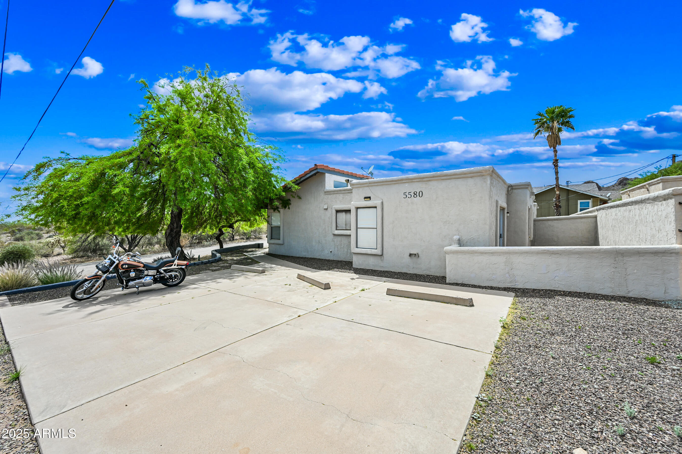 5580 South Kings Ranch Road, Unit 1 Gold Canyon, AZ 85118 - Photo 2 of 19 a view of a backyard