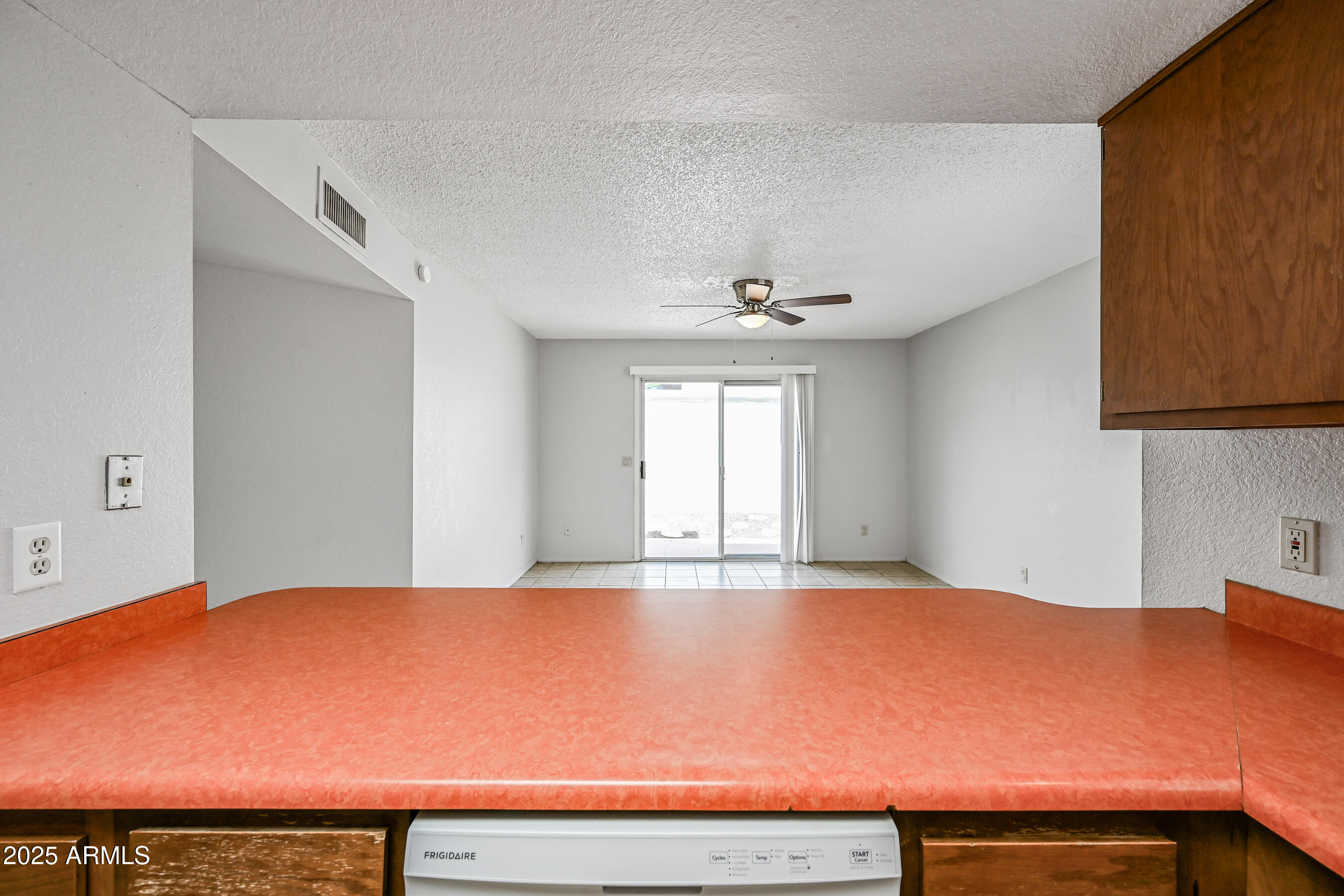 5580 South Kings Ranch Road, Unit 1 Gold Canyon, AZ 85118 - Photo 8 of 19 a room with a bed and a window