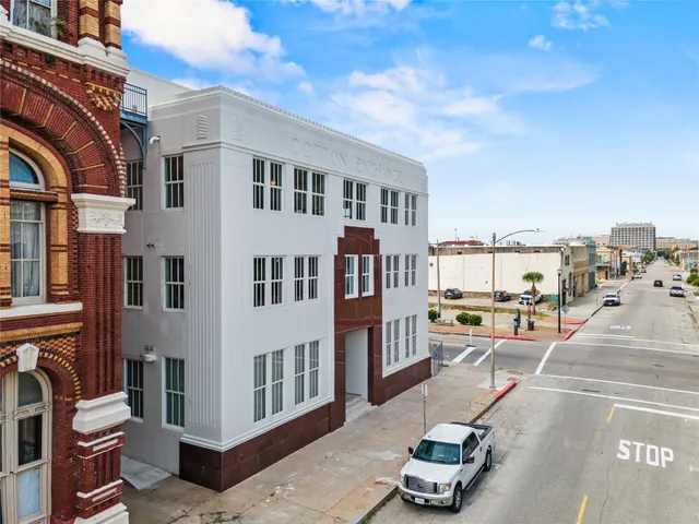 $3,100 | 2102 Mechanic Street, Unit 201, Galveston, TX 77550