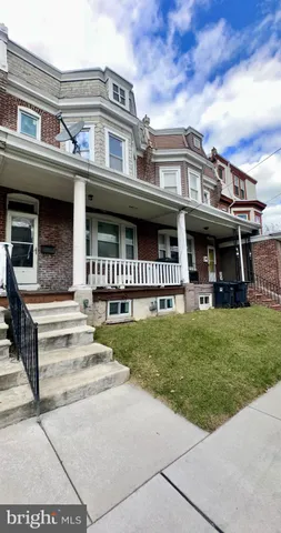 a view of a house with a yard and plants