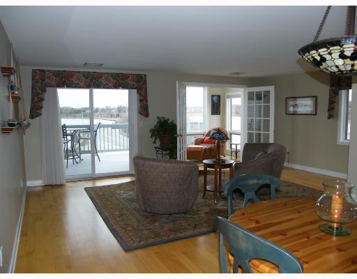 7 Poppasquash Road, Unit 7 Bristol, RI 02809 - Photo 5 of 8 Living Room.