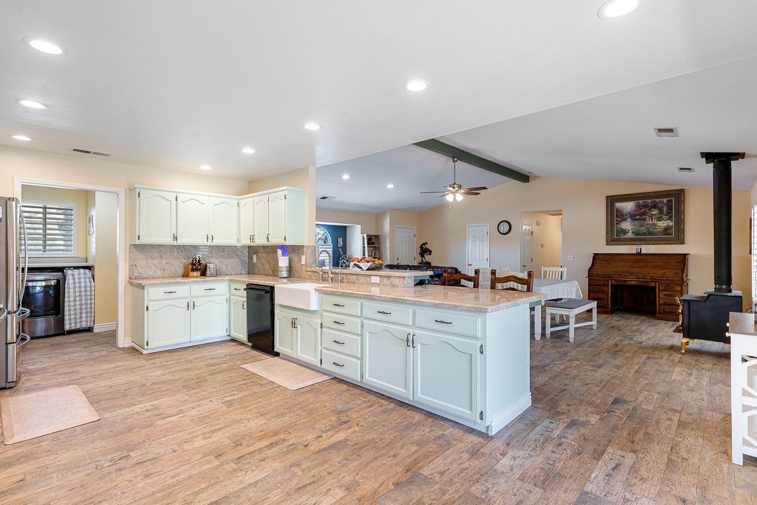 5741 Elwood Road Sanger, CA 93657 - Photo 16 of 71 Kitchen