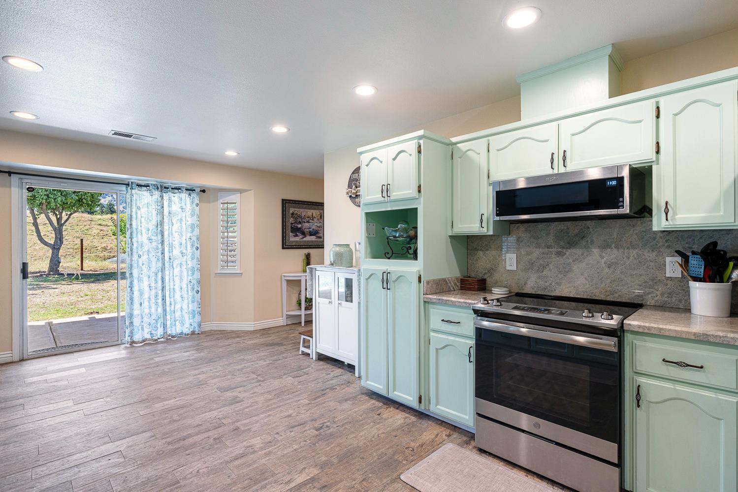 5741 Elwood Road Sanger, CA 93657 - Photo 18 of 71 Kitchen