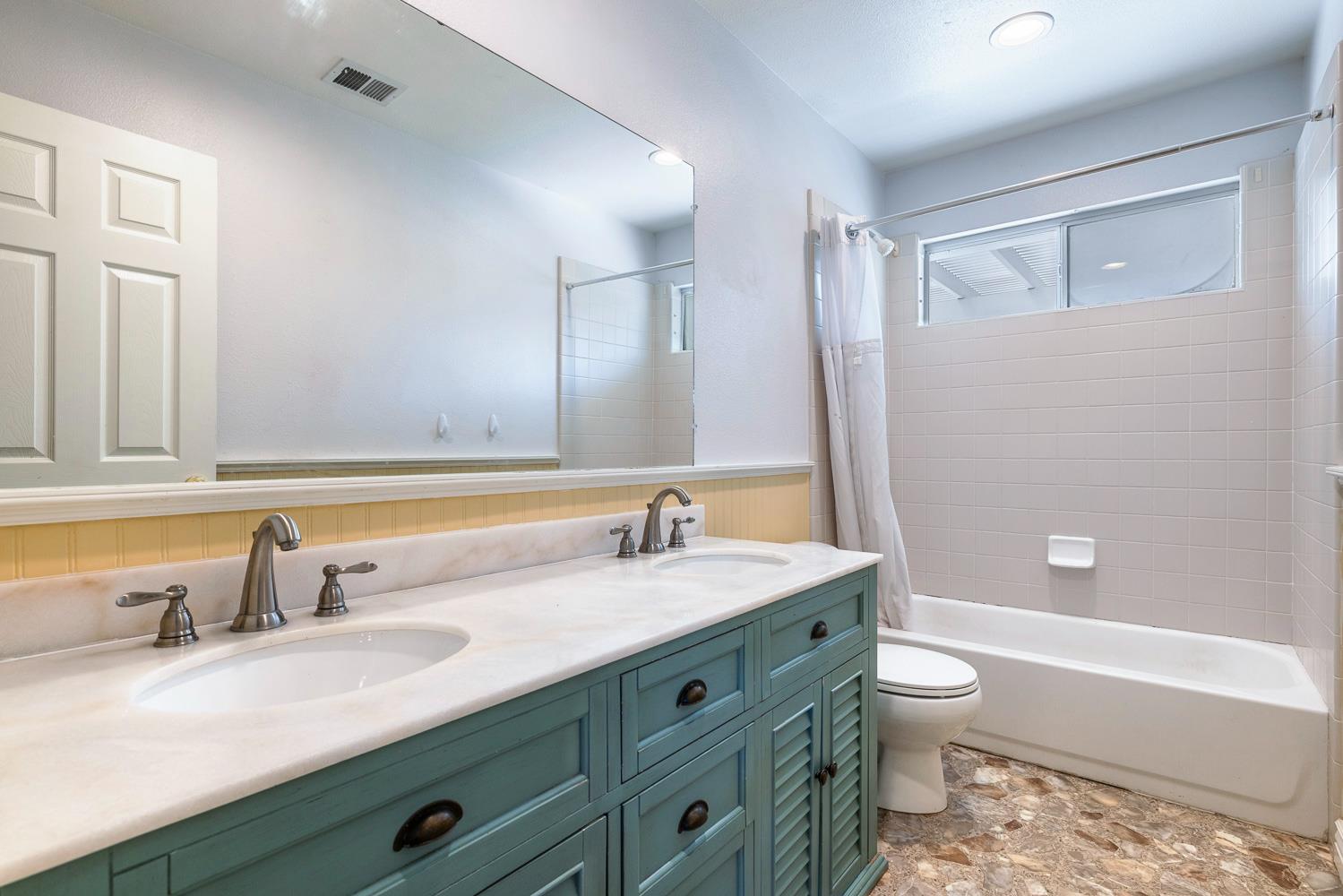 5741 Elwood Road Sanger, CA 93657 - Photo 25 of 71 Main Bathroom