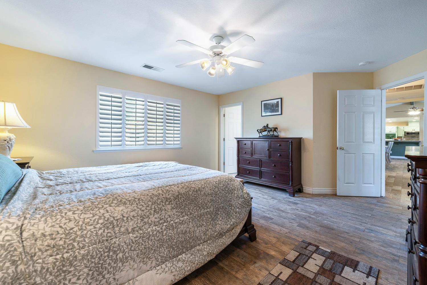 5741 Elwood Road Sanger, CA 93657 - Photo 30 of 71 Primary Suite