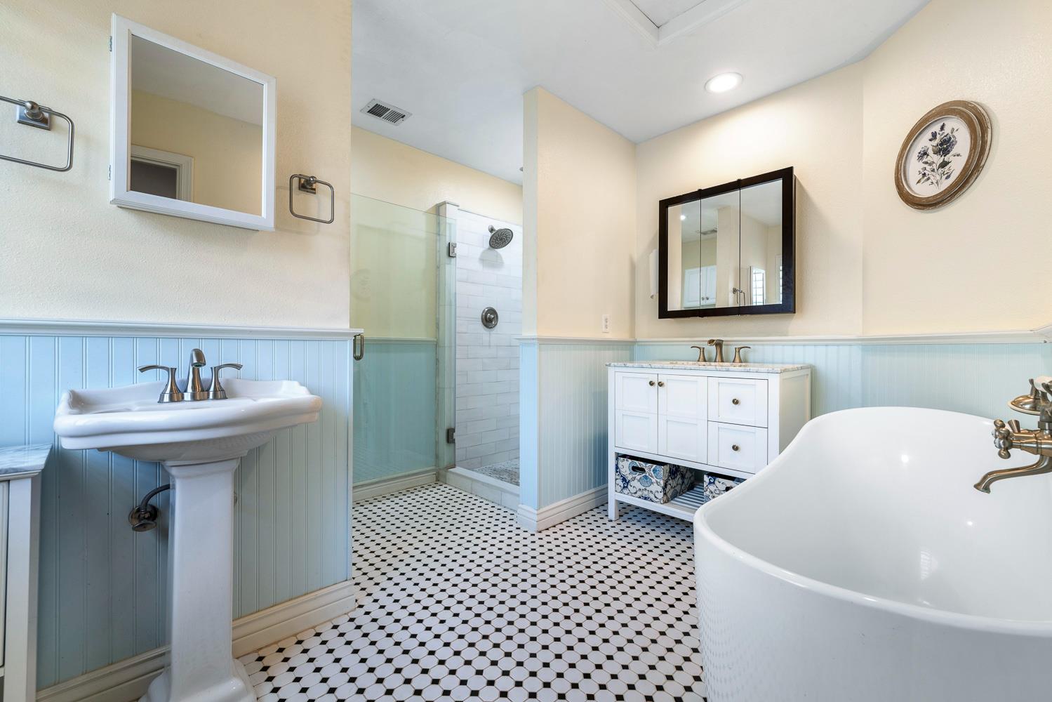 5741 Elwood Road Sanger, CA 93657 - Photo 32 of 71 Primary Bathroom