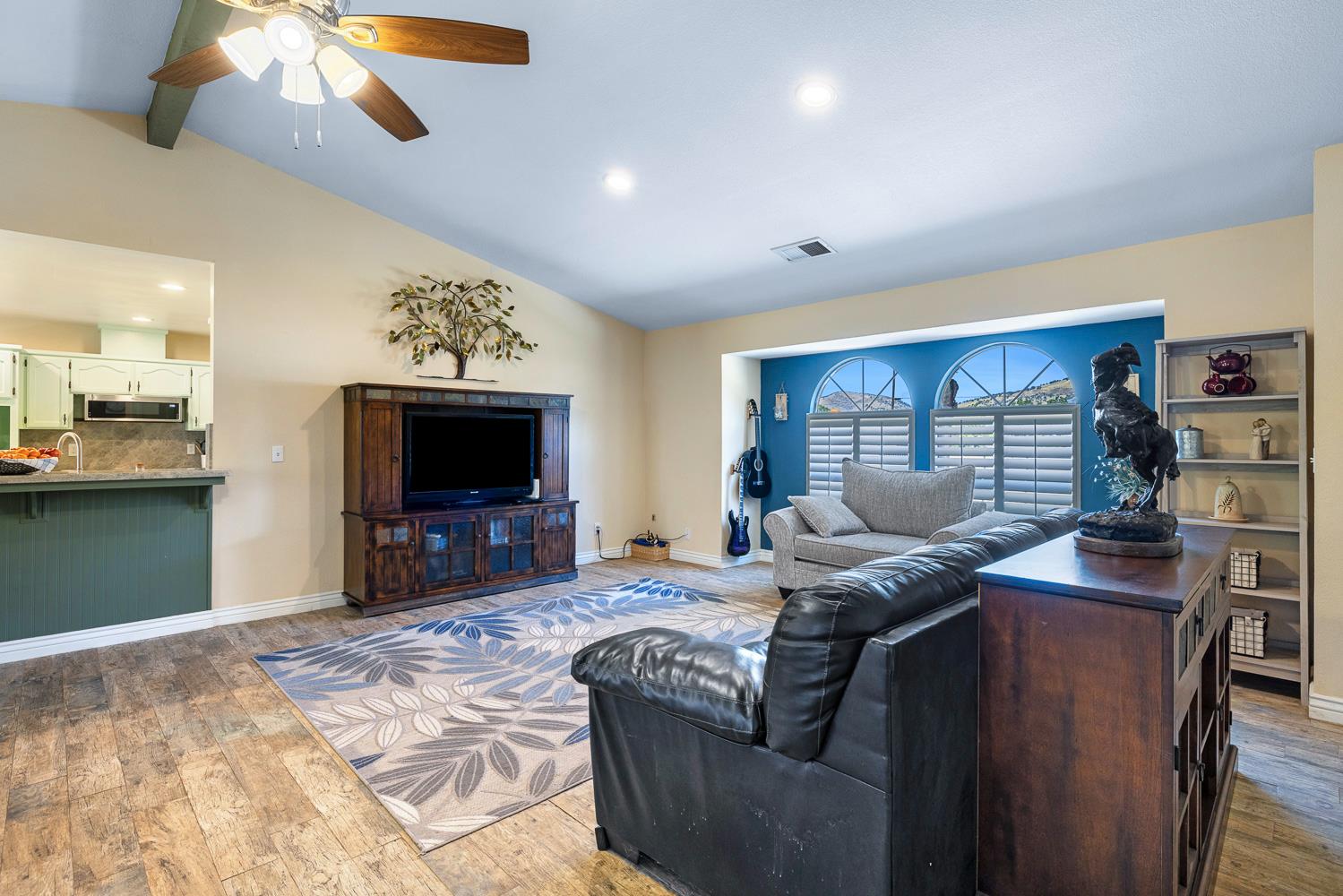 5741 Elwood Road Sanger, CA 93657 - Photo 9 of 71 Family Room