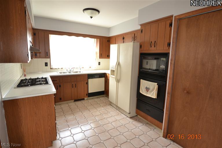 32900 Arthur Road Solon, OH 44139 - Photo 3 of 14