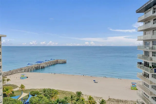 a picture of a room with a floor plan