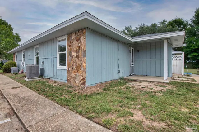 $1,200 | 3353 Green Briar Circle, Unit B, Gulf Breeze, FL 32563