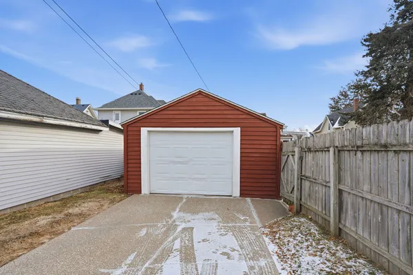 $99,900 | 411 39th Street, Moline, IL 61265