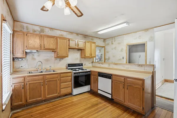 $99,900 | 411 39th Street, Moline, IL 61265
