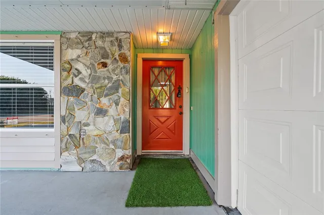 a view of entryway with a door