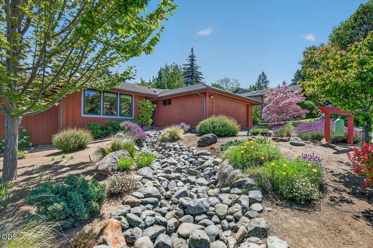 1056 Beswick Way Ashland, OR 97520 - Photo 4 of 47