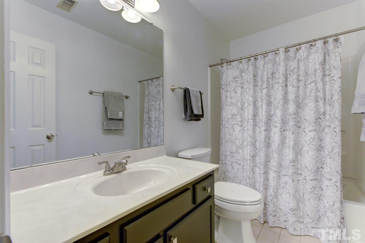 5516 Banwell Place Raleigh, NC 27613 - Photo 22 of 30 Second floor full hall bathroom