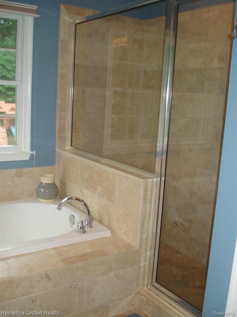 458 Timber Ridge Drive Highland, MI 48357 - Photo 17 of 25 NEW SHOWER W/BENCH SEAT
