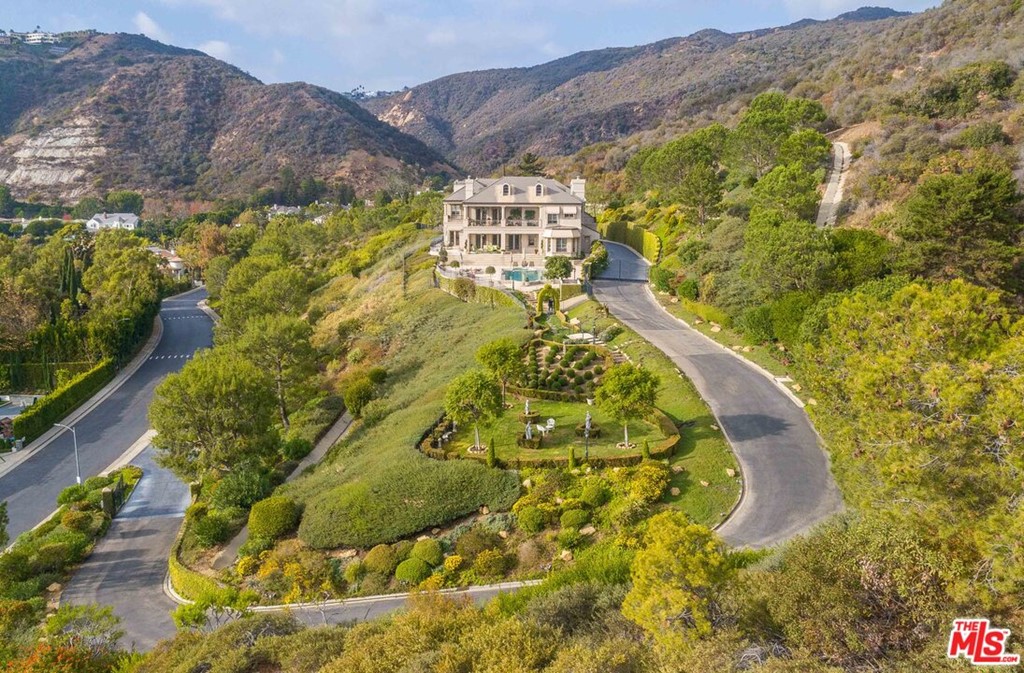 16375 Shadow Mountain Drive Pacific Palisades, CA 90272 - Photo 6 of 50 a view of swimming pool