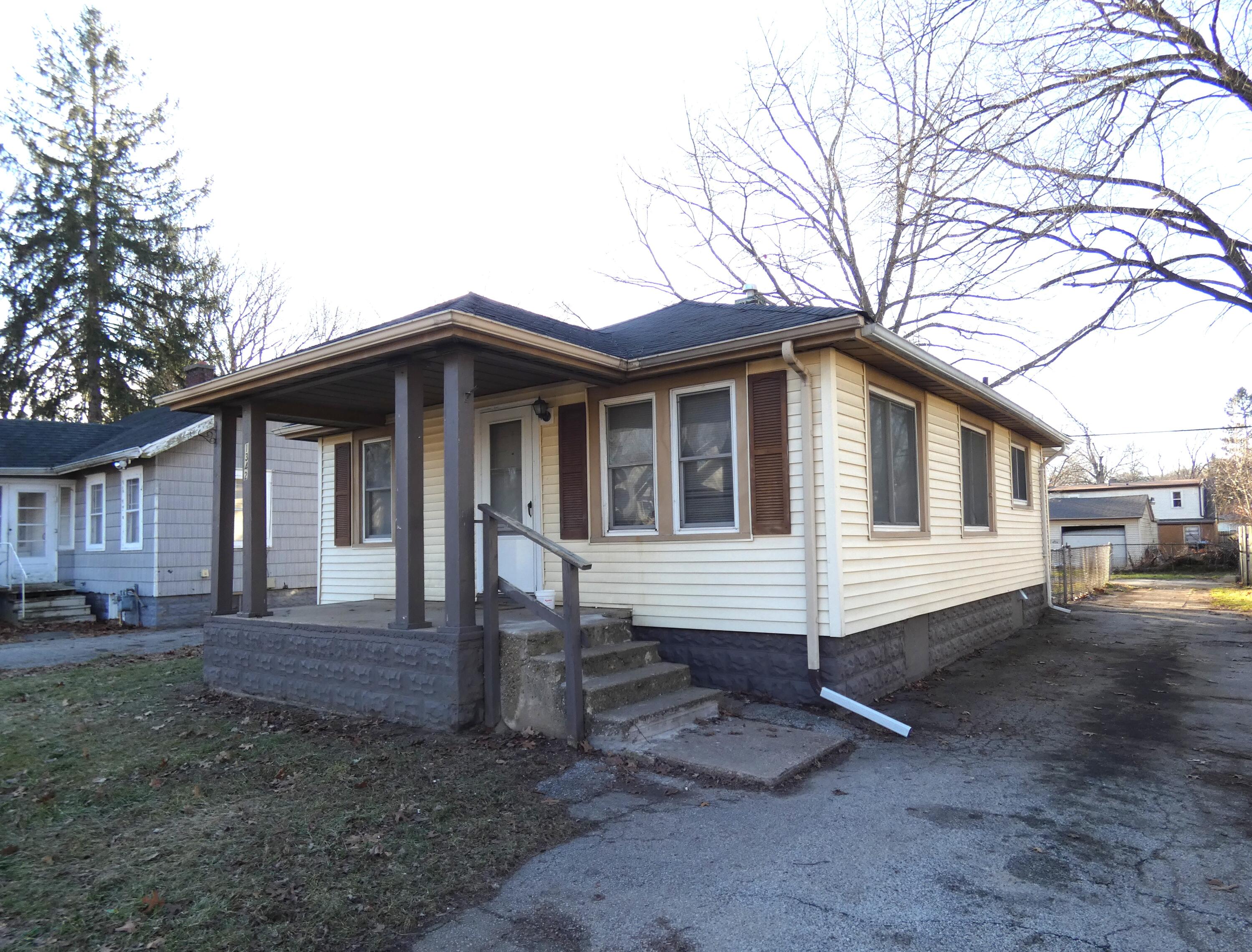 1342 Monroe Street Benton Harbor, MI 49022 - Photo 4 of 21 P1040919