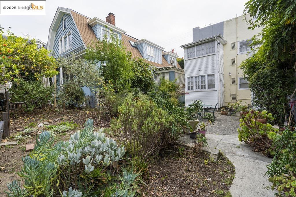 2587 Piedmont Avenue, Unit 3 Berkeley, CA 94704 - Photo 28 of 33 a view of a pathway both side of house
