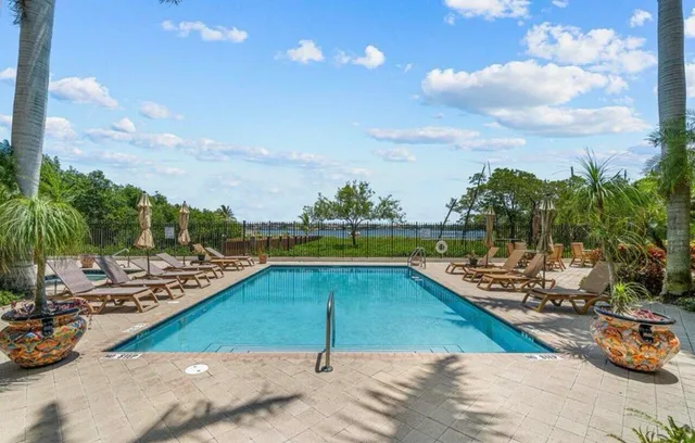 $525,000 | 320 Via Villagio, Hypoluxo, FL 33462