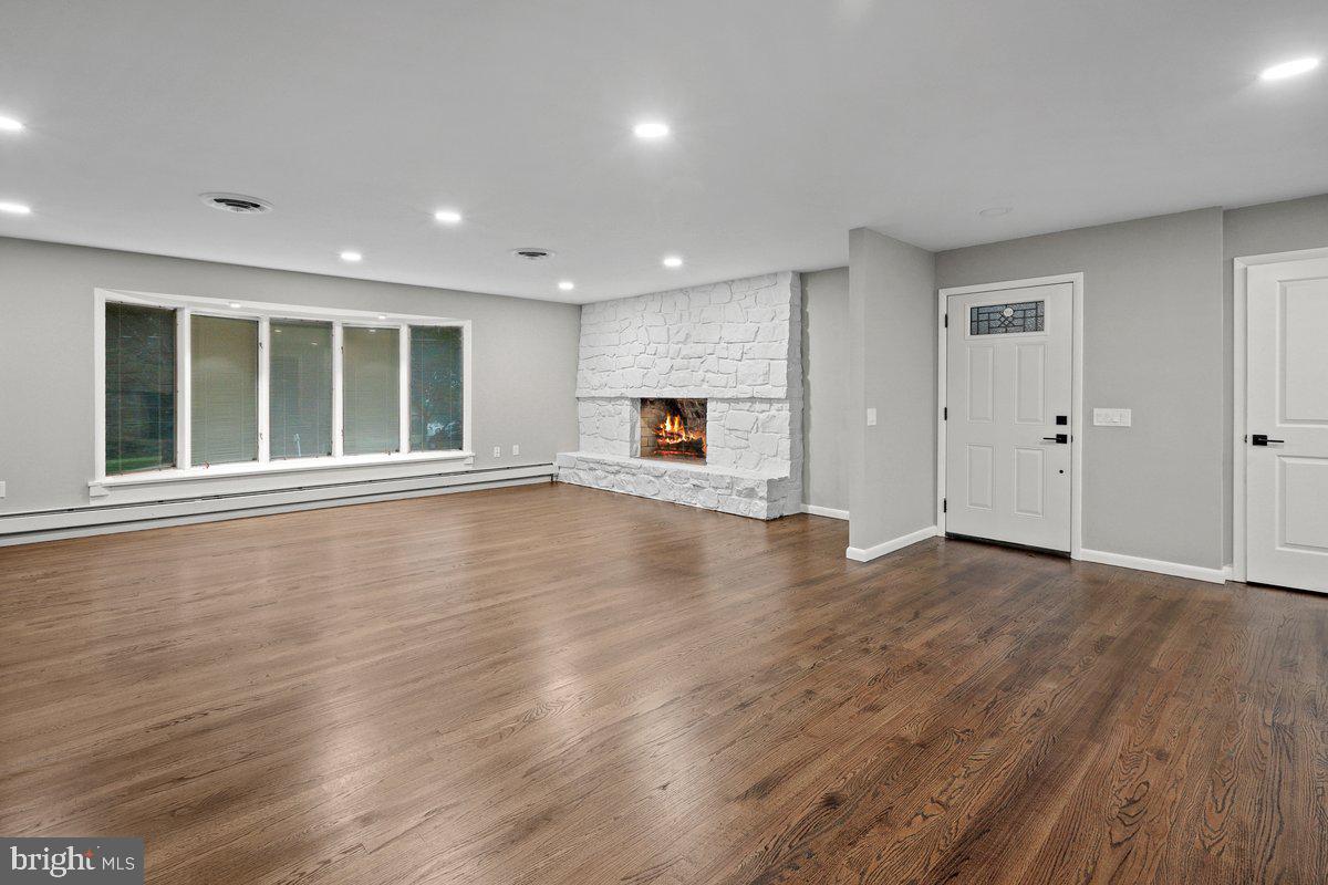 17 Perry Drive Ewing, NJ 08628 - Photo 4 of 45